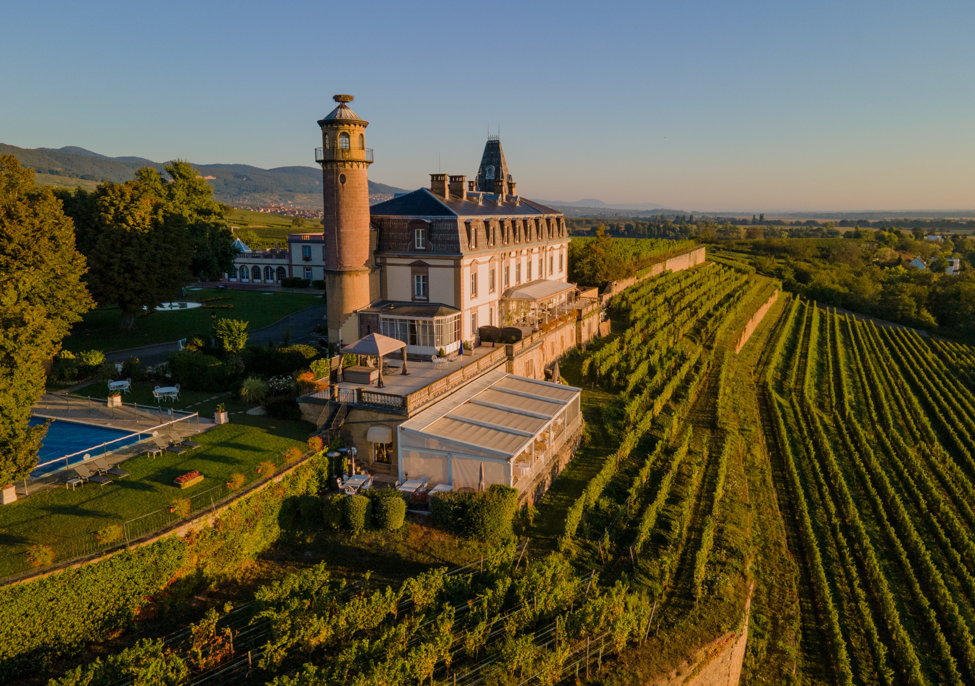 Château-hôtel surplombant les vignes