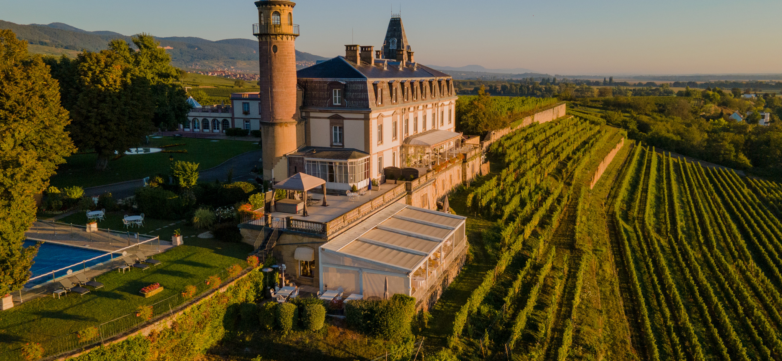 Château-hôtel surplombant les vignes