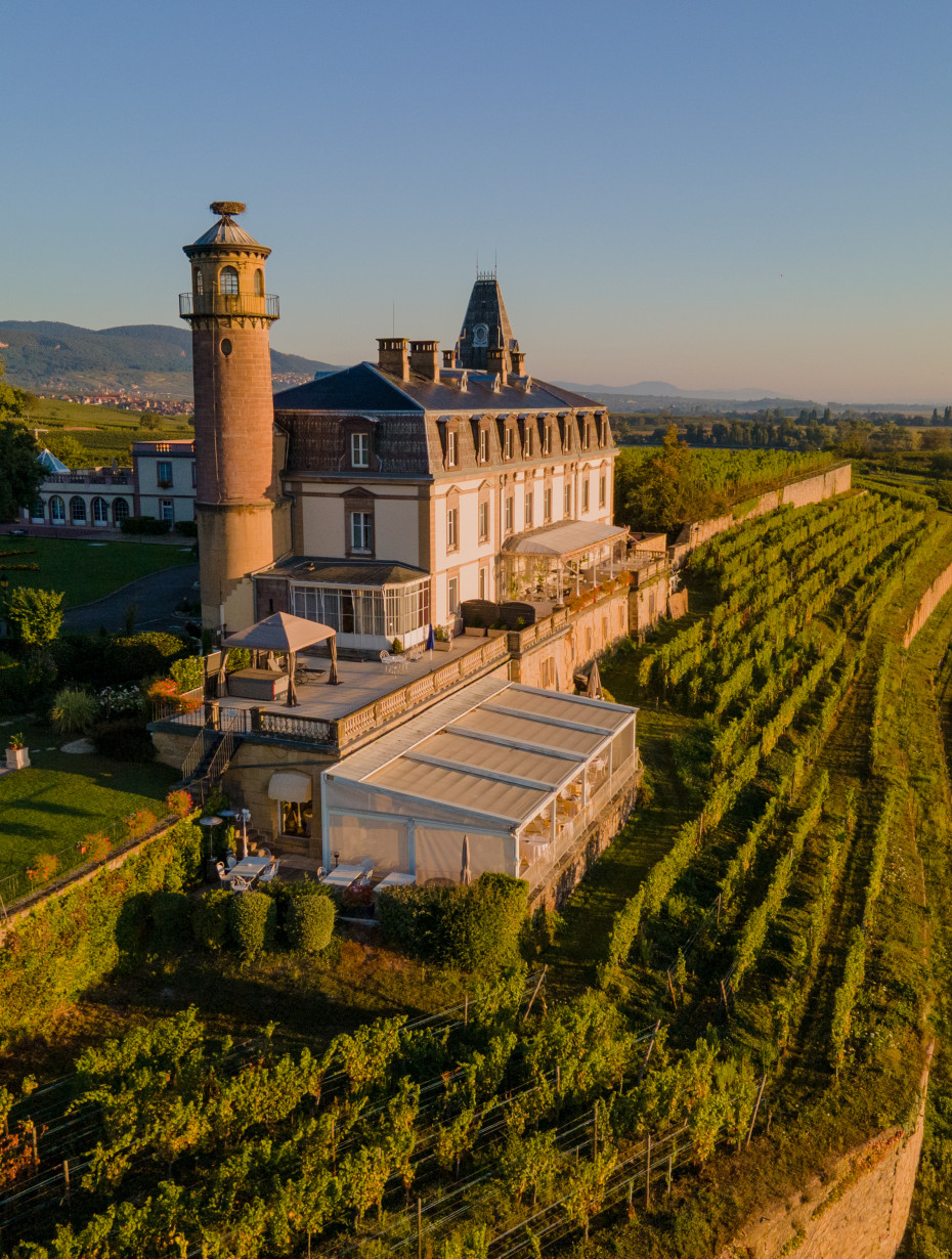 Château-hôtel surplombant les vignes