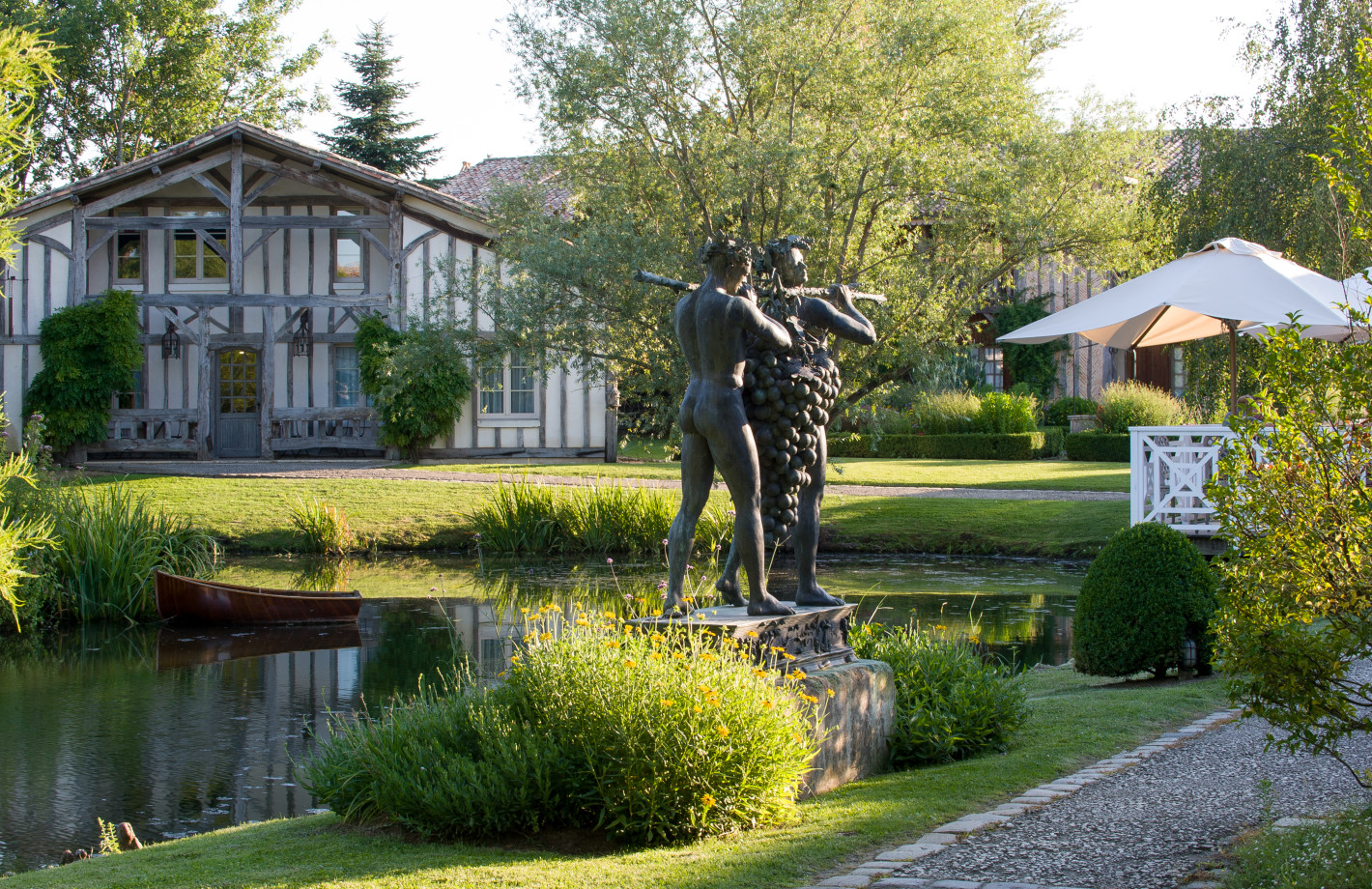 Maison de campagne bordée d’un étang