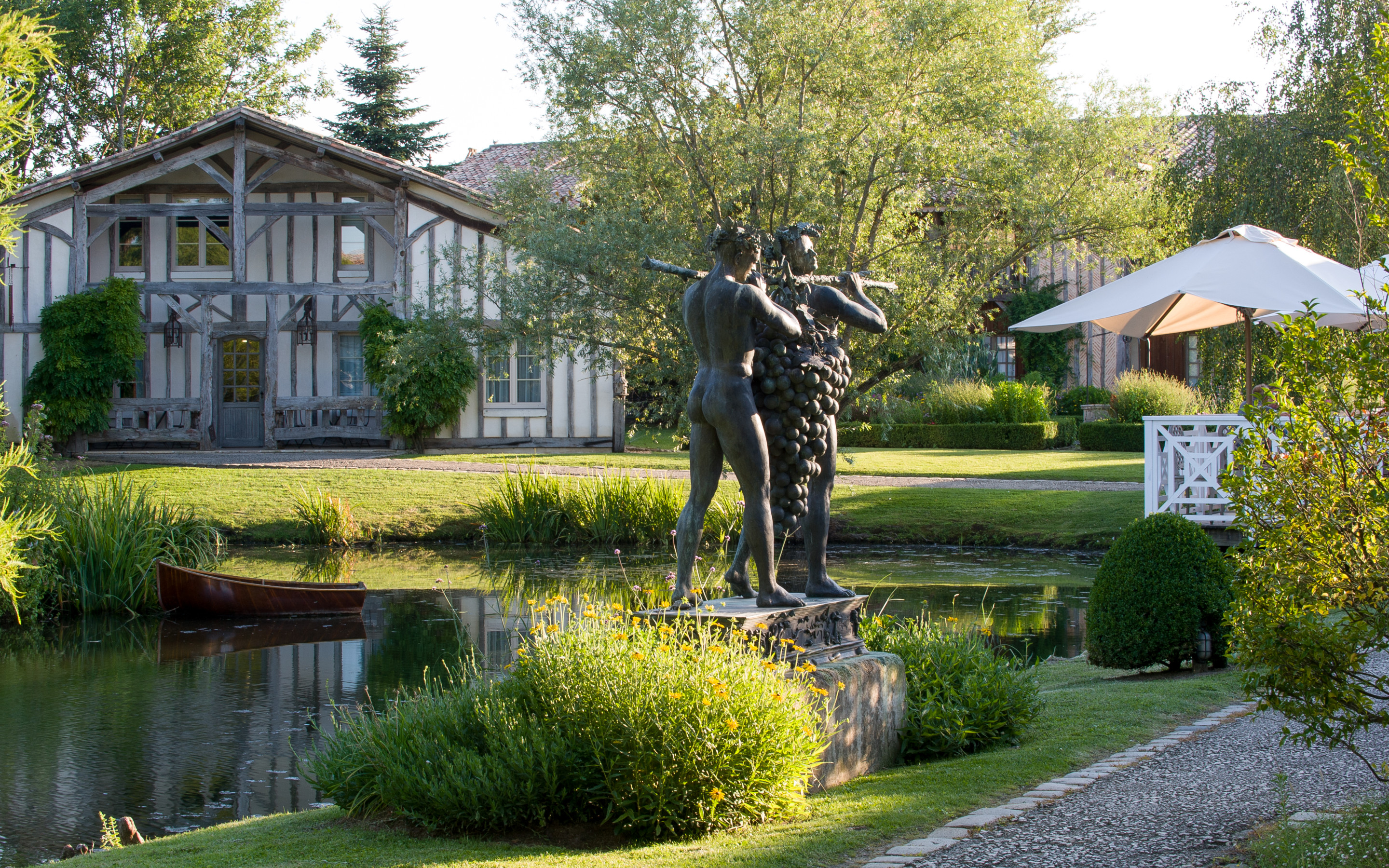 Maison de campagne bordée d’un étang