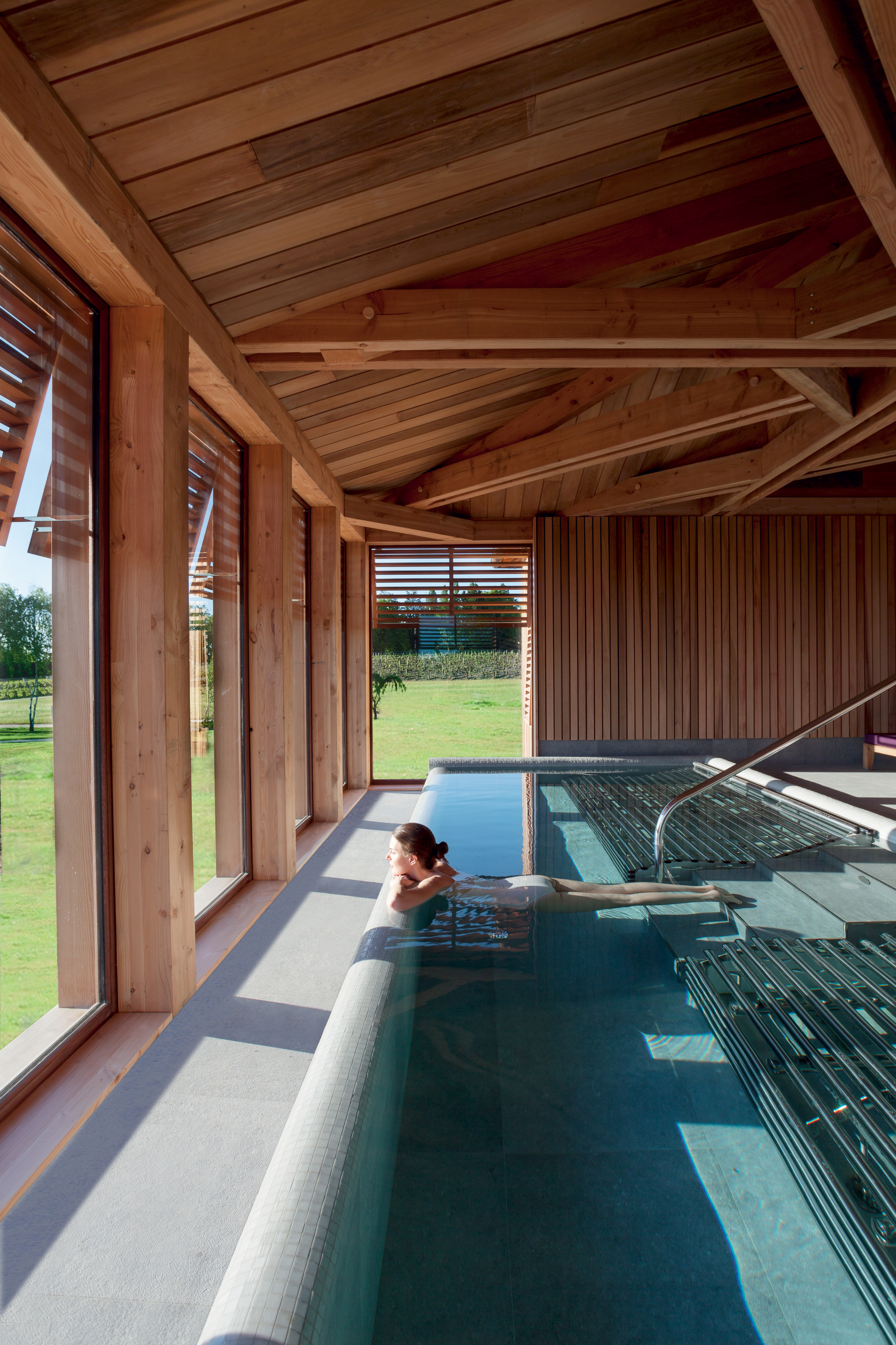 Femme se relaxant dans un bassin intérieur