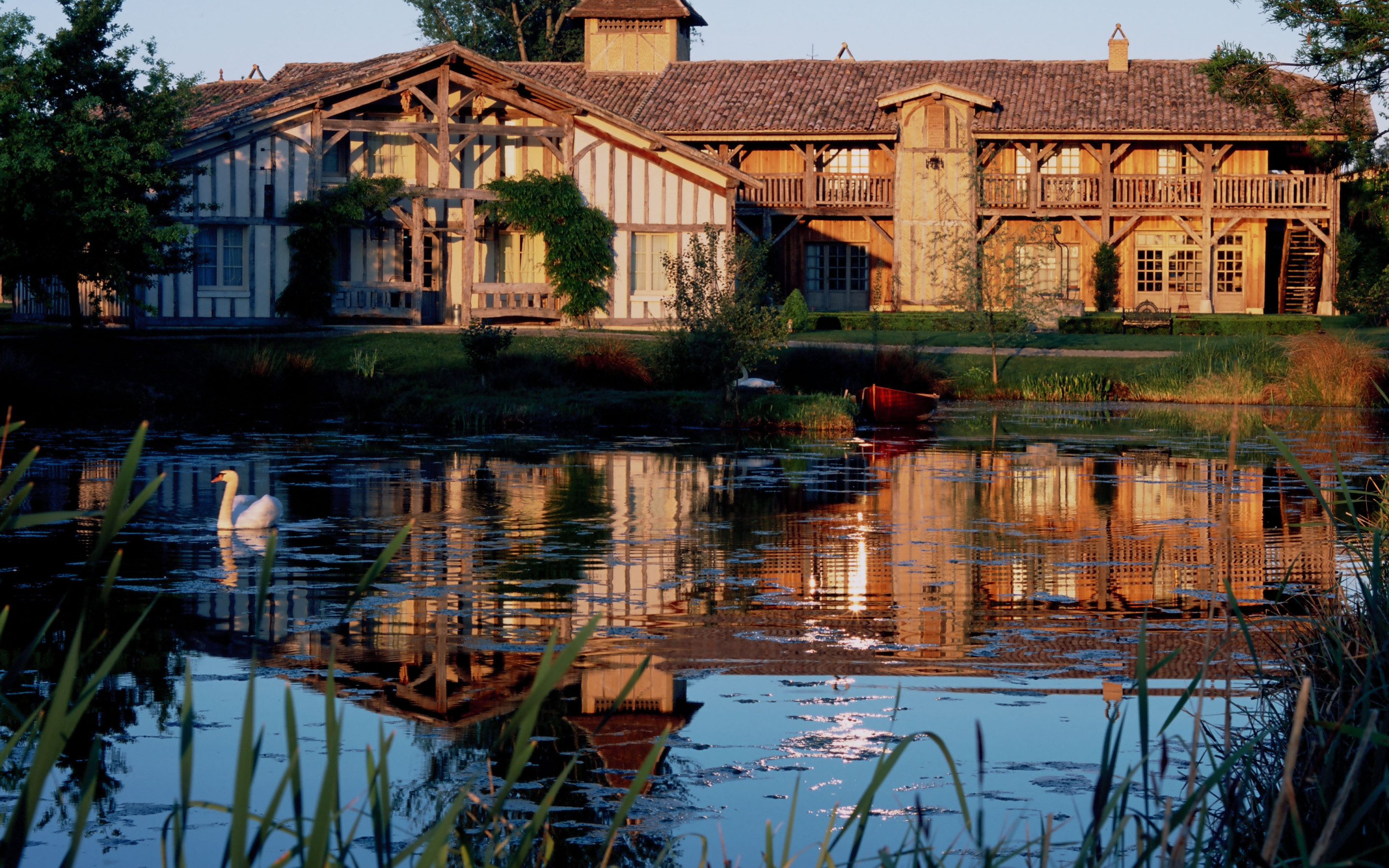 Maison de campagne bordée d’un étang avec cygne