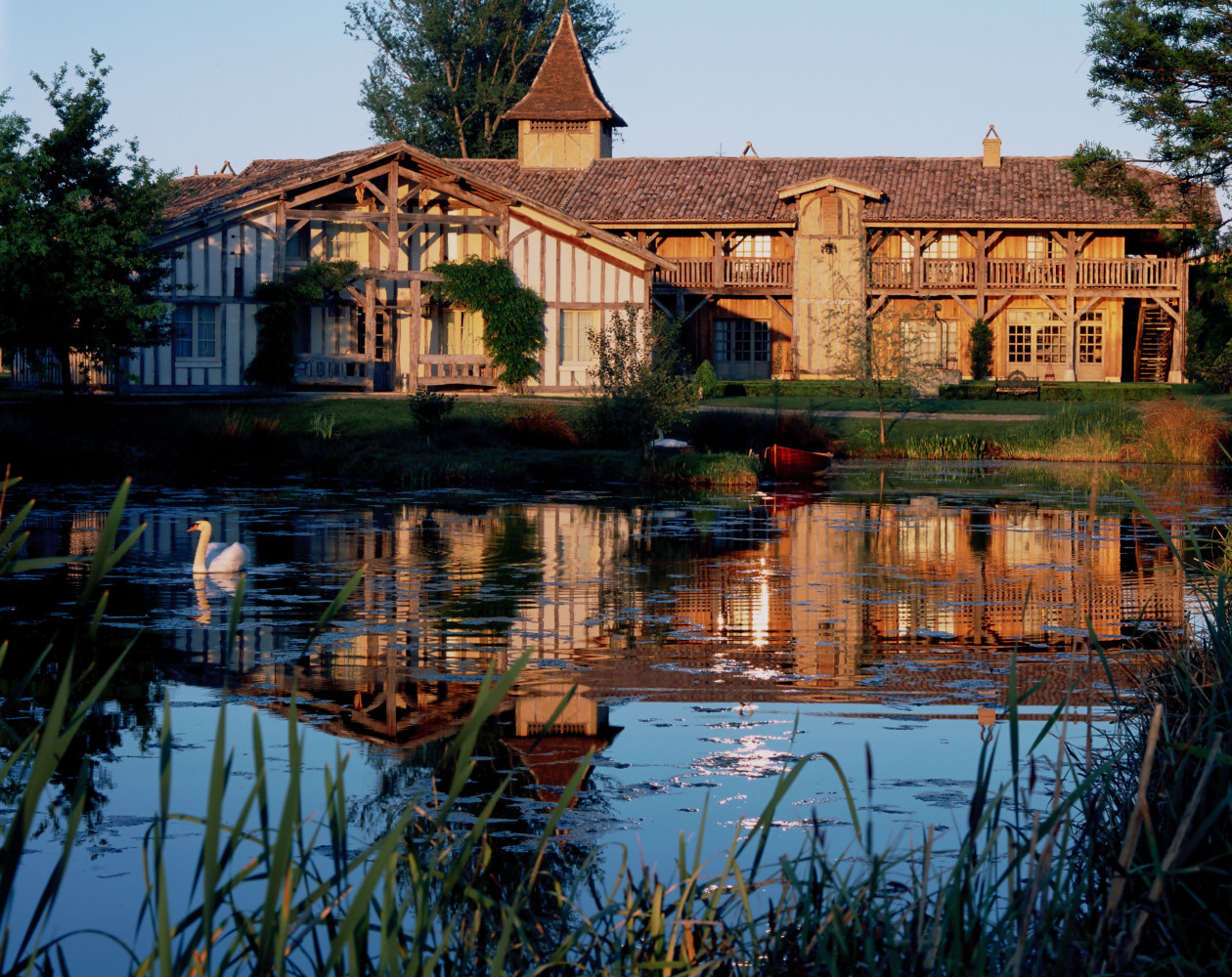 Maison de campagne bordée d’un étang avec cygne